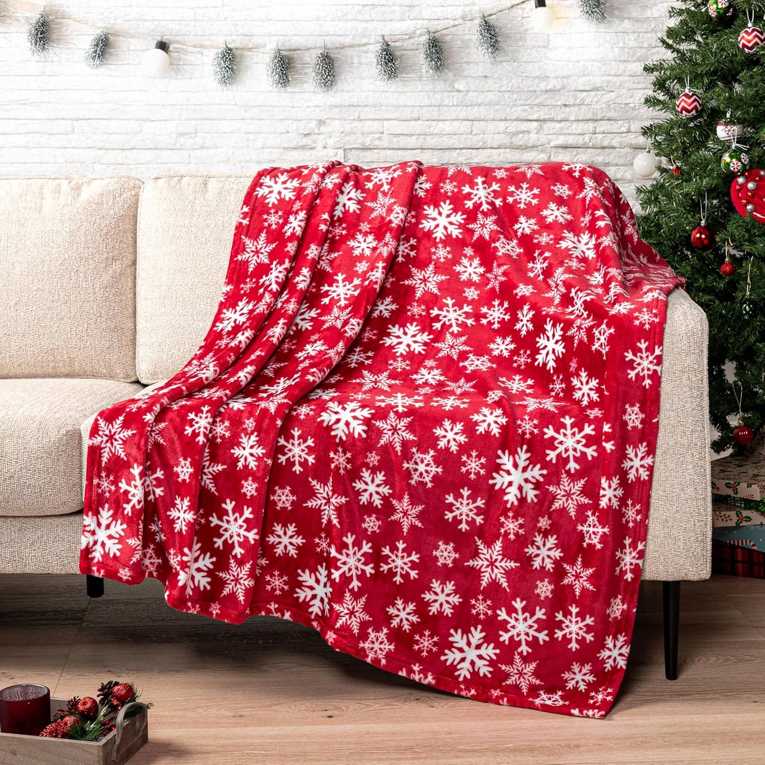 Cozy Red Snowflake Christmas Throw Blanket - Soft, Plush Fleece for Warm Winter Nights (50x60)